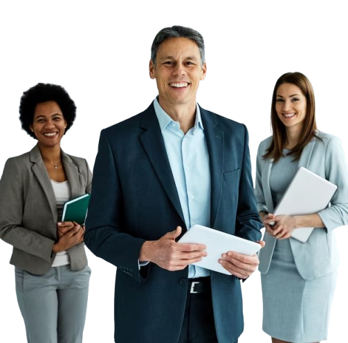 Trio de paralegais formados sorrindo, prontos para o mercado de imigração